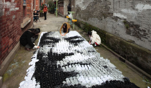 Red Hong Yi, ritratto di Zhang Yimou, calzini, spille e canne di bamboo