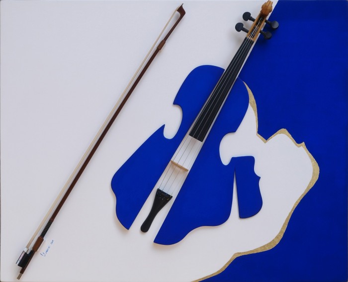 Lydia Lorenzi, Consonanze, polimaterico, legno dipinto, acrilico, foglia oro, elementi di violino, 80x65cm. 2011